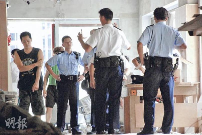 電工在中環裝修時由1.5米高處墮下亡,多名警員在場調查,向工人了解事件。(雲錦鋒攝) 男電工施金頂昨從1.5米高木梯墮下重傷,送院搶救後不治,屍體被推往殮房。(邱雅錡攝) 電工在中環裝修時由1.5米高處墮下亡,多名警員在場調查,向工人了解事件。(雲錦鋒攝) 男電工施金頂昨從1.5米高木梯墮下重傷,送院搶救後不治,屍體被推往殮房。(邱雅錡攝)