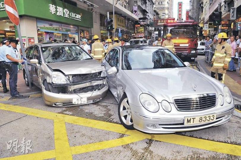 肇事七人房車(左方)剷上行人路撞傷多名途人後,再攔腰撞向駛出路面的平治私家車,最少7人受傷。(衛永康攝) 肇事七人房車(左方)剷上行人路撞傷多名途人後,再攔腰撞向駛出路面的平治私家車,最少7人受傷。(衛永康攝)