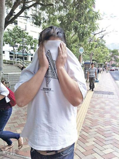 機械工趙嘉豪從深圳購入干擾器,不花分毫於美國冒險樂園取得近3000積分,企圖換珠寶店現金券,結果被便衣探員當場識破拘捕。(余卓善攝) 機械工趙嘉豪從深圳購入干擾器,不花分毫於美國冒險樂園取得近3000積分,企圖換珠寶店現金券,結果被便衣探員當場識破拘捕。(余卓善攝)