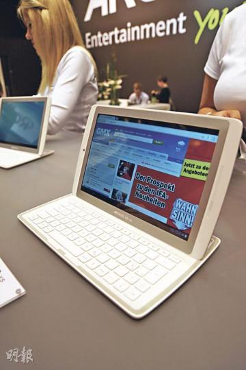 ARCHOS 101 XS可以在平板或小筆電模式之間切換,設計概念跟華碩的變形平板系列類似。(一鋒攝) ARCHOS 101 XS可以在平板或小筆電模式之間切換,設計概念跟華碩的變形平板系列類似。(一鋒攝)