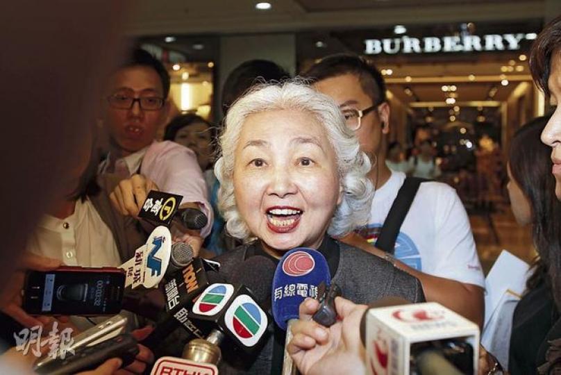 前律政司長梁愛詩昨開腔回應國教科爭議,指反對者絕食和佔領政府總部,會令香港變成無政府狀態。(林俊源攝) 開學無阻學生參加反國教科示威,不少學生昨放學後到政府總部集會,學民思潮成員不滿特首梁振英拒絕立即撤科,高舉摺櫈、一本簿和一支筆(梁近月落區時常備),諷刺梁振英不敢應大聯盟要求面對群眾。(李紹昌攝) 開學無阻學生參加反國民教育科集會,不少學生放學後到政總靜坐,默默在廣場空地做功課,靜候晚會開始,與同學一起聲援促撤科運動。(李紹昌攝) 前律政司長梁愛詩昨開腔回應國教科爭議,指反對者絕食和佔領政府總部,會令香港變成無政府狀態。(林俊源攝) 開學無阻學生參加反國教科示威,不少學生昨放學後到政府總部集會,學民思潮成員不滿特首梁振英拒絕立即撤科,高舉摺櫈、一本簿和一支筆(梁近月落區時常備),諷刺梁振英不敢應大聯盟要求面對群眾。(李紹昌攝) 開學無阻學生參加反國民教育科集會,不少學生放學後到政總靜坐,默默在廣場空地做功課,靜候晚會開始,與同學一起聲援促撤科運動。(李紹昌攝)