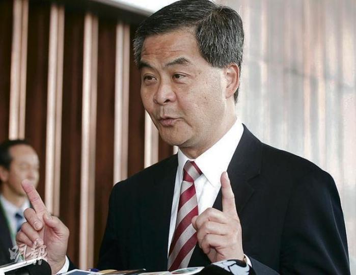 特首梁振英昨回應民間反對國教科大聯盟佔領政總行動,表示已通知警方不會清場,又指「撤回和不撤回之間的空間十分大」。(李紹昌攝) (明報製圖) 特首梁振英昨回應民間反對國教科大聯盟佔領政總行動,表示已通知警方不會清場,又指「撤回和不撤回之間的空間十分大」。(李紹昌攝) (明報製圖)