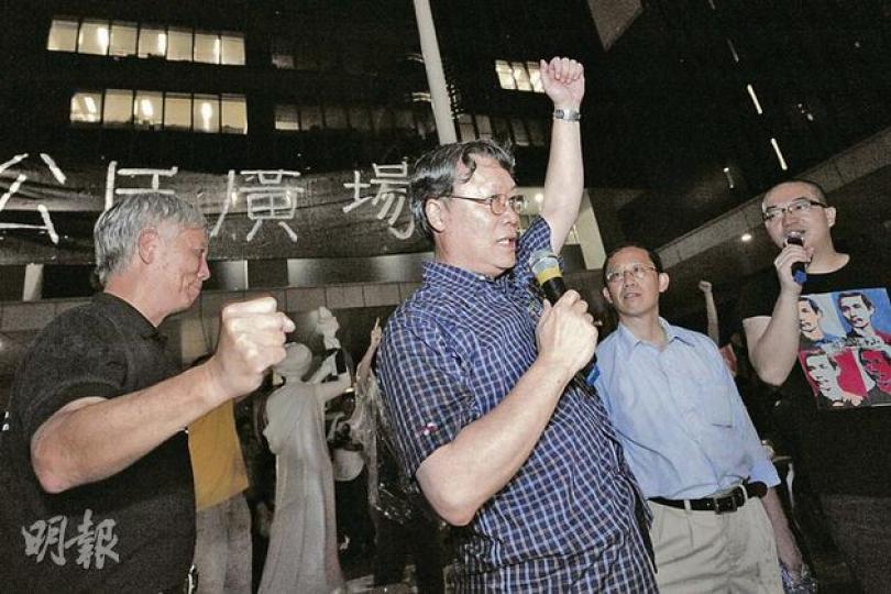 浸信會聯會總幹事徐彼得昨完成浸呂小記招後,隨即出席晚上的佔領政總晚會。他以個人名義在台上發言時指出,浸信會聯會昨傍晚一致認同國民教育不應獨立成科,聯會正式向屬校發出國教科指引。徐彼得更在台上帶領參與者高叫「撤回尚未成功、同志仍需努力」口號,掀起晚會一大高潮。(鄧宗弘攝) 浸信會聯會總幹事徐彼得昨完成浸呂小記招後,隨即出席晚上的佔領政總晚會。他以個人名義在台上發言時指出,浸信會聯會昨傍晚一致認同國民教育不應獨立成科,聯會正式向屬校發出國教科指引。徐彼得更在台上帶領參與者高叫「撤回尚未成功、同志仍需努力」口號,掀起晚會一大高潮。(鄧宗弘攝)