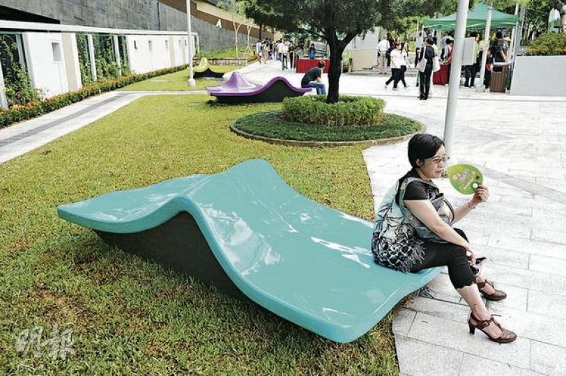 康文署透過「潮裝公園」計劃，為歌和老街公園換上新裝，添置設計新穎的「家具」和告示牌，並全面翻新公園設施。其中，3款設計新穎的公園座椅包括「消愁瀑布」、「城中氈」（圖）及「園中居」。（尹錦恩攝） 「園中居」（圖）仿效家居設計，七成以上材料均來自舊車胎，或在公園美化工程中更換的舊地磚和碎石，座椅並配有太陽能LED發光裝置。 （尹錦恩攝）