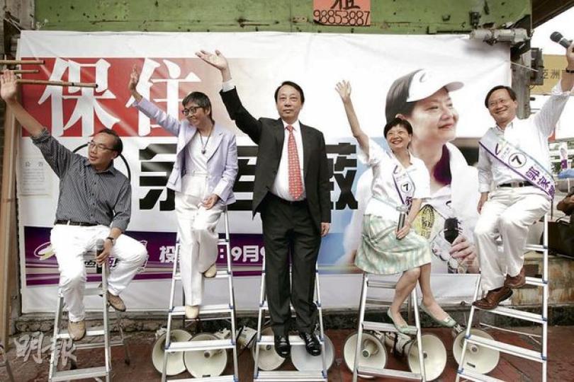 公民黨為力保余若薇(右二)入局,令她與郭家麒(右一)在新界西雙雙當選,連日來都有告急活動,昨日公民黨便找來資深大律師陳景生(中)及吳靄儀(左二)為他們拉票。左一為梁家傑。(郭慶輝攝) (明報製圖) 公民黨為力保余若薇(右二)入局,令她與郭家麒(右一)在新界西雙雙當選,連日來都有告急活動,昨日公民黨便找來資深大律師陳景生(中)及吳靄儀(左二)為他們拉票。左一為梁家傑。(郭慶輝攝) (明報製圖)