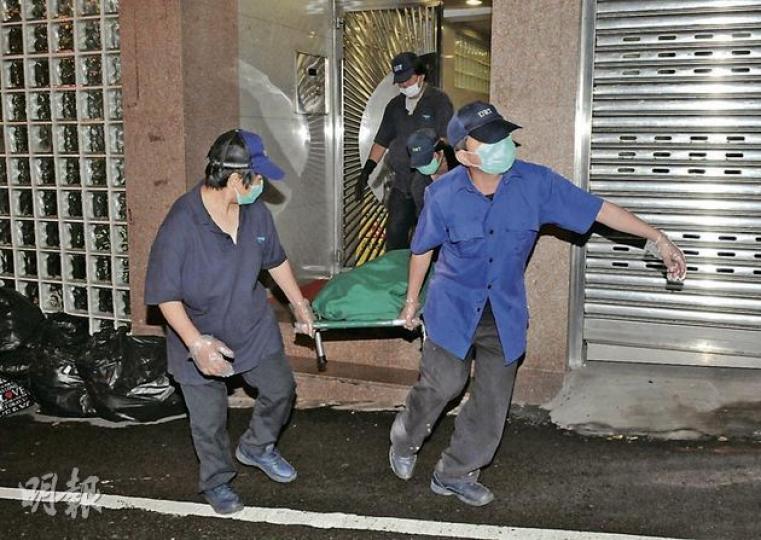 26歲女子近日疑因與同居男子吵架致情緒低落,前晚在港島半山羅便臣道愛巢廁所燒炭自殺,當場證實死亡。(蔡方山攝) 女助理工程師疑因感情問題在男友於半山羅便臣道的家中燒炭自殺亡,警員調查後相信死因無可疑,離開時檢走女事主遺下的燒炭工具及炭包。(蔡方山攝) 26歲女子近日疑因與同居男子吵架致情緒低落,前晚在港島半山羅便臣道愛巢廁所燒炭自殺,當場證實死亡。(蔡方山攝) 女助理工程師疑因感情問題在男友於半山羅便臣道的家中燒炭自殺亡,警員調查後相信死因無可疑,離開時檢走女事主遺下的燒炭工具及炭包。(蔡方山攝)