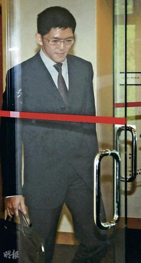 屯門醫院急症室前醫生羅仲康,2009年因非禮病人入獄,事後其牌照一直有效,前年刑滿獲釋繼續私人執業。醫委會至今年4月才處理其個案,最終判他停牌1年,緩刑3年。(劉焌陶攝) 屯門醫院急症室前醫生羅仲康,2009年因非禮病人入獄,事後其牌照一直有效,前年刑滿獲釋繼續私人執業。醫委會至今年4月才處理其個案,最終判他停牌1年,緩刑3年。(劉焌陶攝)