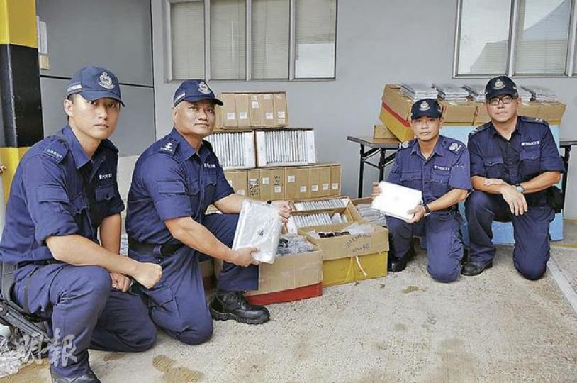 警方於牛磡沙緝獲逾300萬元走私電子產品,包括iPad及手提電話。(林耀華攝) 警方於牛磡沙緝獲逾300萬元走私電子產品,包括iPad及手提電話。(林耀華攝)