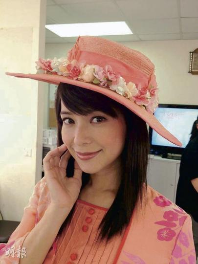 郭羨妮戴上花花帽為新劇《初五啓巿錄》試造型。(微博圖片) 郭羨妮戴上花花帽為新劇《初五啓巿錄》試造型。(微博圖片)