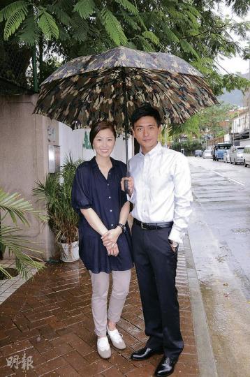 由於地方所限,周麗淇(左)與消瘦不少的黃宗澤(右)要打傘到護老院大門口外接受訪問。(攝影/記者:梁榮達、李潔盈) 特意前往探老婆戚美珍班的苗僑偉,他寄語黃宗澤與胡杏兒有緣的話終會走在一起,皆因世事無絕對。(攝影/記者:梁榮達、李潔盈) 由於地方所限,周麗淇(左)與消瘦不少的黃宗澤(右)要打傘到護老院大門口外接受訪問。(攝影/記者:梁榮達、李潔盈) 特意前往探老婆戚美珍班的苗僑偉,他寄語黃宗澤與胡杏兒有緣的話終會走在一起,皆因世事無絕對。(攝影/記者:梁榮達、李潔盈)
