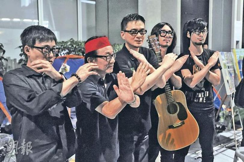 民間反國教科大聯盟昨晚再次發起集會,大會稱有1萬人再次聚集於政府總部,大會主題為「硬頸」,歌手黃耀明(左三)和填詞人林夕(左一)到場支持撤科和支持絕食者,黃耀明稱暫未受到壓力,不會為「搵食」而放棄為良心發聲。左二為已絕食了超過97小時的退休教師韓連山。(鄧宗弘攝) 反國教科團體和學民思潮自周四在政府總部發起絕食,9月3日開學後以來已連續3天發起大型晚會迫爆政府總部廣場,大批支持者仍堅持放學和放工後前來聲援反國教科行動,直至深夜,現場氣氛仍熱烈,人群亦未散去。(鄧宗弘攝) 中大新聞與傳播學院教授馬 民間反國教科大聯盟昨晚再次發起集會,大會稱有1萬人再次聚集於政府總部,大會主題為「硬頸」,歌手黃耀明(左三)和填詞人林夕(左一)到場支持撤科和支持絕食者,黃耀明稱暫未受到壓力,不會為「搵食」而放棄為良心發聲。左二為已絕食了超過97小時的退休教師韓連山。(鄧宗弘攝) 反國教科團體和學民思潮自周四在政府總部發起絕食,9月3日開學後以來已連續3天發起大型晚會迫爆政府總部廣場,大批支持者仍堅持放學和放工後前來聲援反國教科行動,直至深夜,現場氣氛仍熱烈,人群亦未散去。(鄧宗弘攝) 中大新聞與傳播學院教授馬