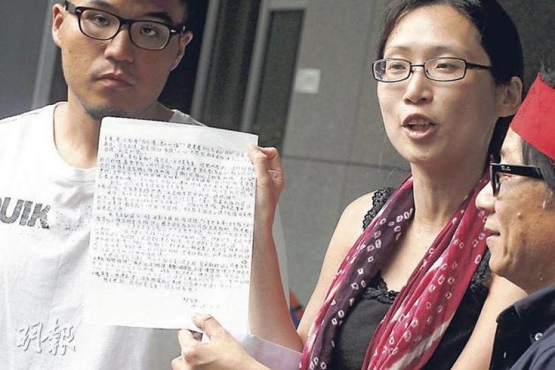 一名自稱「中五學生」郵寄一封反對大聯盟和學民思潮「佔領」政府總部的信件,昨由郵差帶到現場,大聯盟發言人葉寶琳(中)收信後展示信件內容。(李紹昌攝) 一名自稱「中五學生」郵寄一封反對大聯盟和學民思潮「佔領」政府總部的信件,昨由郵差帶到現場,大聯盟發言人葉寶琳(中)收信後展示信件內容。(李紹昌攝)