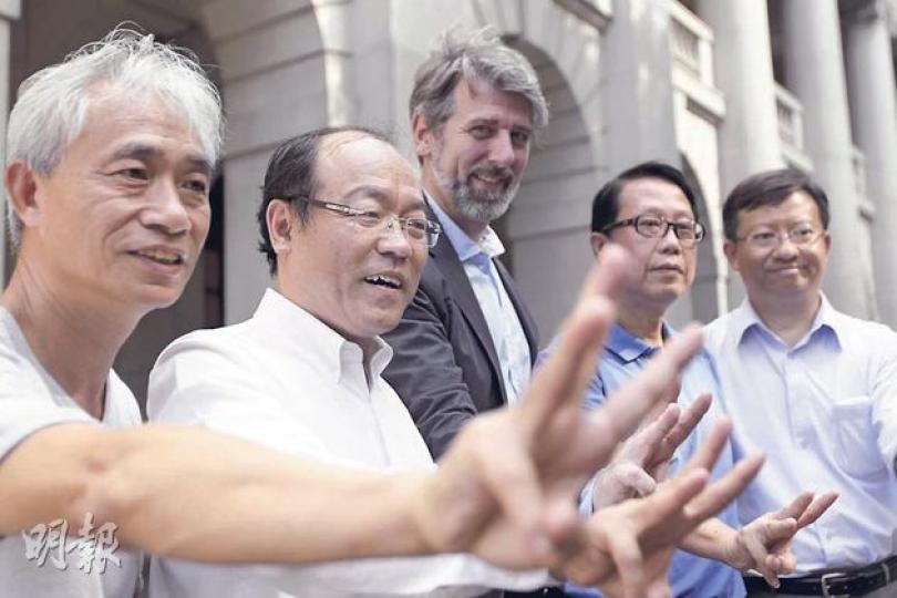 參選超級議席的民協馮檢基(左二)昨日聯同街工梁耀忠(左一)、司馬文(左三)、工黨張國柱(右二)、民協譚國僑(右一),呼籲選民勿投白票。(郭慶輝攝) 參選超級議席的民協馮檢基(左二)昨日聯同街工梁耀忠(左一)、司馬文(左三)、工黨張國柱(右二)、民協譚國僑(右一),呼籲選民勿投白票。(郭慶輝攝)