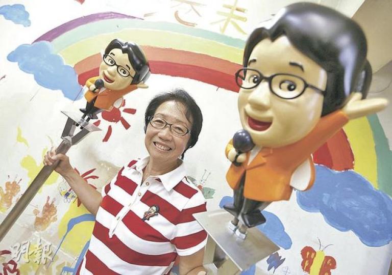 工聯會陳婉嫻未能走勻各區拉票,故出動「替身」到各區,呢個卡通嫻姐每個製作費要4000幾蚊,仲重成30磅。(李澤彤攝) 工聯會陳婉嫻未能走勻各區拉票,故出動「替身」到各區,呢個卡通嫻姐每個製作費要4000幾蚊,仲重成30磅。(李澤彤攝)