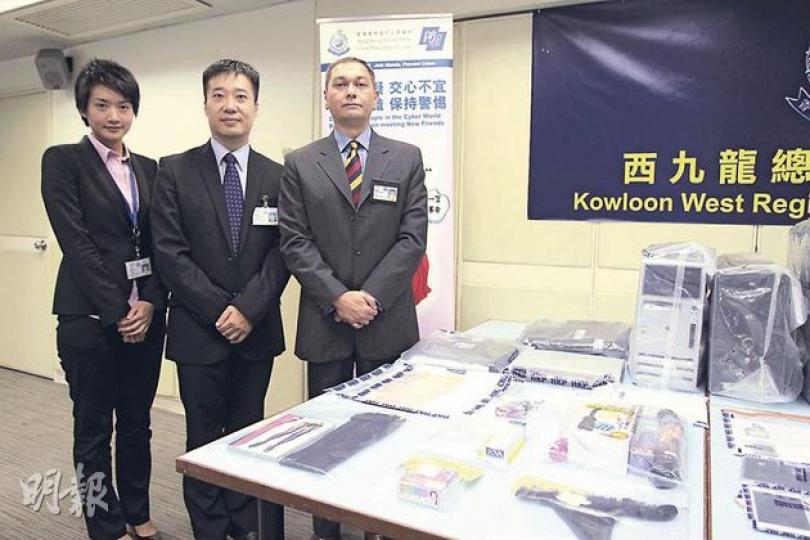 警方反援交行動拘26男2女,並檢獲大批證物如手機、電腦、性玩具等。圖中左起為西九龍總區刑事總部重案組第5B隊偵緝女督察麥鍶煒、西九龍總區刑事總部偵緝總督察鍾雅倫,以及西九龍總區刑事總部警司(行動)盧國基。(邱雅錡攝) 警方反援交行動拘26男2女,並檢獲大批證物如手機、電腦、性玩具等。圖中左起為西九龍總區刑事總部重案組第5B隊偵緝女督察麥鍶煒、西九龍總區刑事總部偵緝總督察鍾雅倫,以及西九龍總區刑事總部警司(行動)盧國基。(邱雅錡攝)