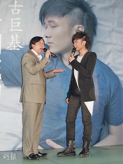 英皇高層吳雨叫基仔下次出碟時舉行結婚發布會,令基仔尷尬不已。(攝影/記者﹕孫慧莊) 英皇高層吳雨叫基仔下次出碟時舉行結婚發布會,令基仔尷尬不已。(攝影/記者﹕孫慧莊)