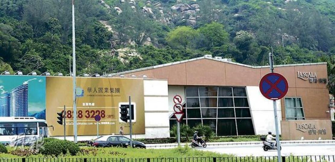 澳門政府早前表示,計劃收回歐文龍貪污案中華置「御海•南灣」所在的5幅地皮。華置此次上訴若失敗,或須退回3.8億元訂金及取消銷售合約。圖為澳門「御海•南灣」售樓處。(鄧宗弘攝) (明報製圖) 澳門政府早前表示,計劃收回歐文龍貪污案中華置「御海•南灣」所在的5幅地皮。華置此次上訴若失敗,或須退回3.8億元訂金及取消銷售合約。圖為澳門「御海•南灣」售樓處。(鄧宗弘攝) (明報製圖)