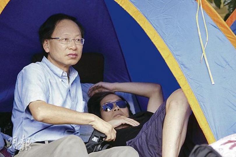 中大新聞與傳播學講座教授陳韜文(左)昨探望絕食同事馬傑偉(右),馬傑偉到晚上絕食50小時後結束行動離開現場。(郭慶輝攝) 中大新聞與傳播學講座教授陳韜文(左)昨探望絕食同事馬傑偉(右),馬傑偉到晚上絕食50小時後結束行動離開現場。(郭慶輝攝)