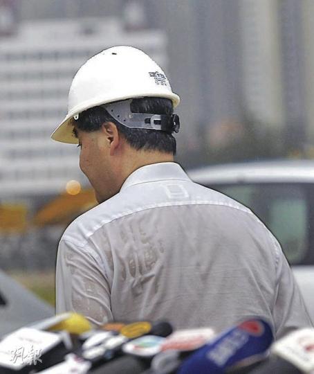梁振英在大雨下完成45分鐘「港人港地」簡介,離開時已全身濕透。(李紹昌攝) 梁振英在大雨下完成45分鐘「港人港地」簡介,離開時已全身濕透。(李紹昌攝)