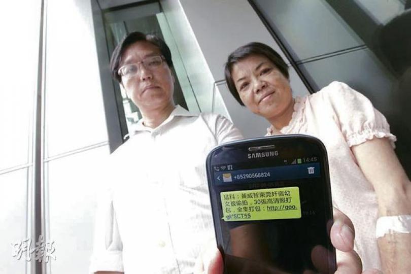 民主黨新東候選人黃成智(左)發現近日流傳惡意中傷他北上尋歡的短訊,昨日與太太(右)到廉署舉報。(李紹昌攝) 民主黨新東候選人黃成智(左)發現近日流傳惡意中傷他北上尋歡的短訊,昨日與太太(右)到廉署舉報。(李紹昌攝)