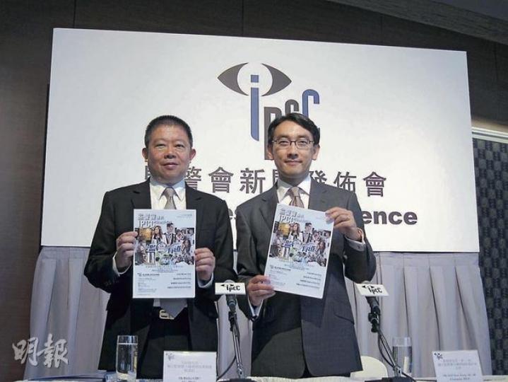 監警會主席翟紹唐(右)表示,國家主席胡錦濤訪港期間引發的投訴,涉及警方使用大支裝胡椒噴霧及水馬、強行帶走提問六四事件記者兩宗個案,暫未有最新進展。圖左為監警會秘書長朱敏健。(錢瑋琪攝) 監警會主席翟紹唐(右)表示,國家主席胡錦濤訪港期間引發的投訴,涉及警方使用大支裝胡椒噴霧及水馬、強行帶走提問六四事件記者兩宗個案,暫未有最新進展。圖左為監警會秘書長朱敏健。(錢瑋琪攝)