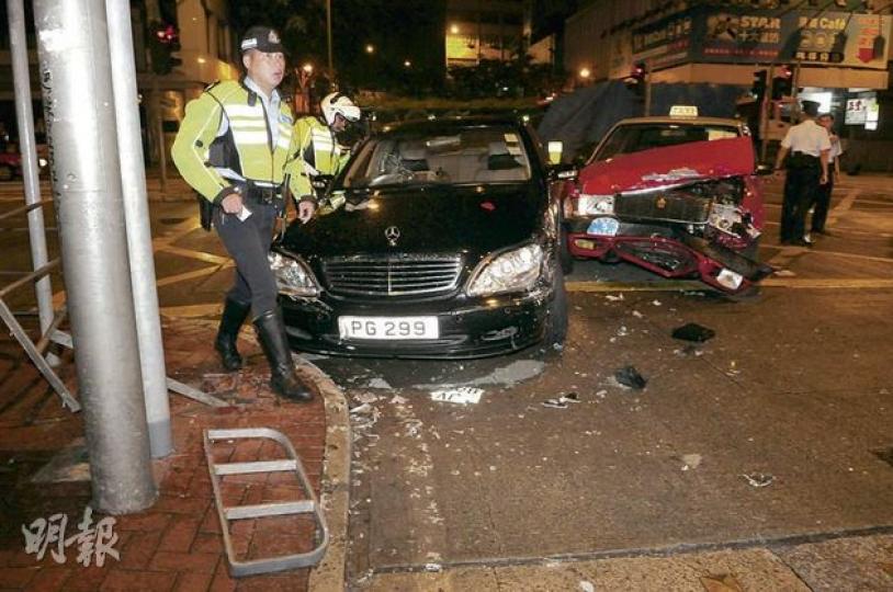 涉醉酒車主昨晨駕駛平治房車,在杜老誌道交界被逆線的士攔腰撞上,的士車頭嚴重損毁,平治車身凹陷。(蔡方山攝) 涉醉酒車主昨晨駕駛平治房車,在杜老誌道交界被逆線的士攔腰撞上,的士車頭嚴重損毁,平治車身凹陷。(蔡方山攝)