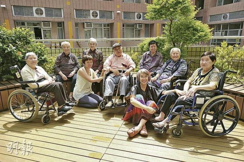 有份參展的數十名長者平均85歲,但在藝術中愈來愈有活力,笑得像孩子。左三為東華三院賽馬會復康中心藝術發展主任魏貝妮,前排坐地者為全人藝動主席梁以瑚,她們亦是今次參展藝術家之一。(葉家豪攝) 「記憶的藏寶格」(黃詠楓)- 牆上掛滿長者的肖像畫,幾個「寶箱」放置了長者的回憶片段,參觀者亦可戴上耳機,聆聽長者的「金句」、二胡演奏等。(葉家豪攝) 有份參展的數十名長者平均85歲,但在藝術中愈來愈有活力,笑得像孩子。左三為東華三院賽馬會復康中心藝術發展主任魏貝妮,前排坐地者為全人藝動主席梁以瑚,她們亦是今次參展藝術家之一。(葉家豪攝) 「記憶的藏寶格」(黃詠楓)- 牆上掛滿長者的肖像畫,幾個「寶箱」放置了長者的回憶片段,參觀者亦可戴上耳機,聆聽長者的「金句」、二胡演奏等。(葉家豪攝)