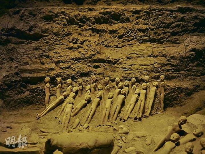 帝陵外藏坑遺址保護展示廳內,可清楚目睹坑內的概况。(黃潔玲攝) 帝陵外藏坑遺址保護展示廳位於地下,在古蹟遺址上興建,燈光昏暗,以保護文物。(黃潔玲攝) 漢陽陵內發掘的女陶俑,手臂大多為木製活動式,所以跟衣服一樣,早已腐毁。(黃潔玲攝) 唐代的鴛鴦蓮瓣紋金碗,蓮瓣內刻有不同圖案,做工極之精美,為國寶級文物。(黃潔玲攝) 陝西歷史博物館由師承梁思成的張錦秋設計,建築採用「中央殿堂,四隅崇樓」的唐代建築特色。(黃潔玲攝) 唐代三彩女立俑,飽滿自信。(黃潔玲攝) 瓷器善用唐三彩中釉色下滑的特色,染出不同 帝陵外藏坑遺址保護展示廳內,可清楚目睹坑內的概况。(黃潔玲攝) 帝陵外藏坑遺址保護展示廳位於地下,在古蹟遺址上興建,燈光昏暗,以保護文物。(黃潔玲攝) 漢陽陵內發掘的女陶俑,手臂大多為木製活動式,所以跟衣服一樣,早已腐毁。(黃潔玲攝) 唐代的鴛鴦蓮瓣紋金碗,蓮瓣內刻有不同圖案,做工極之精美,為國寶級文物。(黃潔玲攝) 陝西歷史博物館由師承梁思成的張錦秋設計,建築採用「中央殿堂,四隅崇樓」的唐代建築特色。(黃潔玲攝) 唐代三彩女立俑,飽滿自信。(黃潔玲攝) 瓷器善用唐三彩中釉色下滑的特色,染出不同