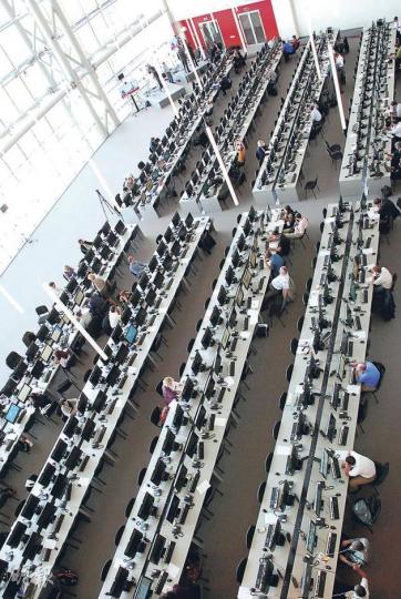 APEC新聞中心有多達400部電腦給記者使用,但都是俄語操作系統。(林迎攝) APEC新聞中心有多達400部電腦給記者使用,但都是俄語操作系統。(林迎攝)