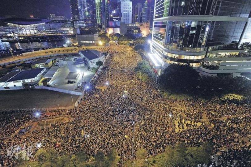 昨晚政府總部外再次匯聚大批反對開設國民教育科的市民,昨晚10時,添馬艦政府總部外滿是密麻麻人海,不斷傳出「撤科」之聲,響徹金鐘。圖中大道萬人集結,一直伸延到演藝學院都是人群,左上角遠處可見燈火通明的會展中心。主辦方面說有12萬人參加,警方則說有3.6萬人。(余俊亮攝) 在政總廣場內,大批身穿黑衣的集會人士不斷高呼「撤回」,要求政府盡快撤回國教科。(李澤彤攝) 昨晚政府總部外再次匯聚大批反對開設國民教育科的市民,昨晚10時,添馬艦政府總部外滿是密麻麻人海,不斷傳出「撤科」之聲,響徹金鐘。圖中大道萬人集結,一直伸延到演藝學院都是人群,左上角遠處可見燈火通明的會展中心。主辦方面說有12萬人參加,警方則說有3.6萬人。(余俊亮攝) 在政總廣場內,大批身穿黑衣的集會人士不斷高呼「撤回」,要求政府盡快撤回國教科。(李澤彤攝)