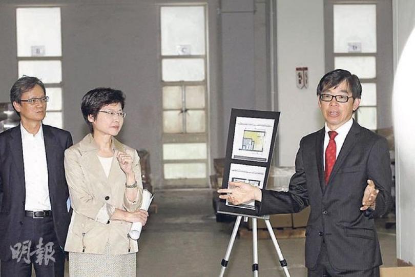 政務司長林鄭月娥(中)昨到葵涌一幢將改作酒店的工廈視察,並宣布將活化工廈政策,擴至可改裝成為「過渡性」住宅用途。右為該工廈業主兼金寶國際董事長李秀恒。(李紹昌攝) 政務司長林鄭月娥(中)昨到葵涌一幢將改作酒店的工廈視察,並宣布將活化工廈政策,擴至可改裝成為「過渡性」住宅用途。右為該工廈業主兼金寶國際董事長李秀恒。(李紹昌攝)