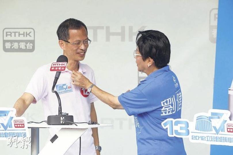 劉健儀(右)同曾鈺成(左)「老友鬼鬼」,但佢就話唔係好記得點解影呢張相時左手會掂住曾鈺成領口喎。(李紹昌攝) 劉健儀(右)同曾鈺成(左)「老友鬼鬼」,但佢就話唔係好記得點解影呢張相時左手會掂住曾鈺成領口喎。(李紹昌攝)