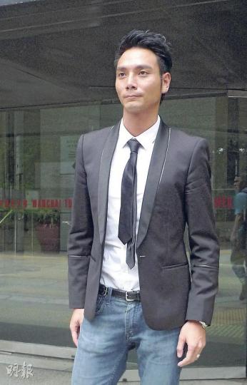 被告顧志雅繼續悉心裝扮出庭,他表示除了曬太陽,亦有「曬燈」保持黝黑。他稱所有購買iPad單據皆由他簽署,承認使用榮文蔚的信用卡。(何偉畧攝) 被告顧志雅繼續悉心裝扮出庭,他表示除了曬太陽,亦有「曬燈」保持黝黑。他稱所有購買iPad單據皆由他簽署,承認使用榮文蔚的信用卡。(何偉畧攝)