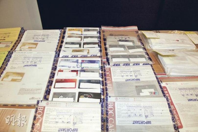 警方在涉案單位中檢獲近1600封偷來的信件,當中包括多間不同銀行的提款卡及信用卡,幸警方破案及時,否則後果堪虞。(林錫禮攝) 警方在西九龍搗破偷信集團,檢獲各式偷信工具,包括小鉗。(林錫禮攝) 警方在涉案單位中檢獲近1600封偷來的信件,當中包括多間不同銀行的提款卡及信用卡,幸警方破案及時,否則後果堪虞。(林錫禮攝) 警方在西九龍搗破偷信集團,檢獲各式偷信工具,包括小鉗。(林錫禮攝)