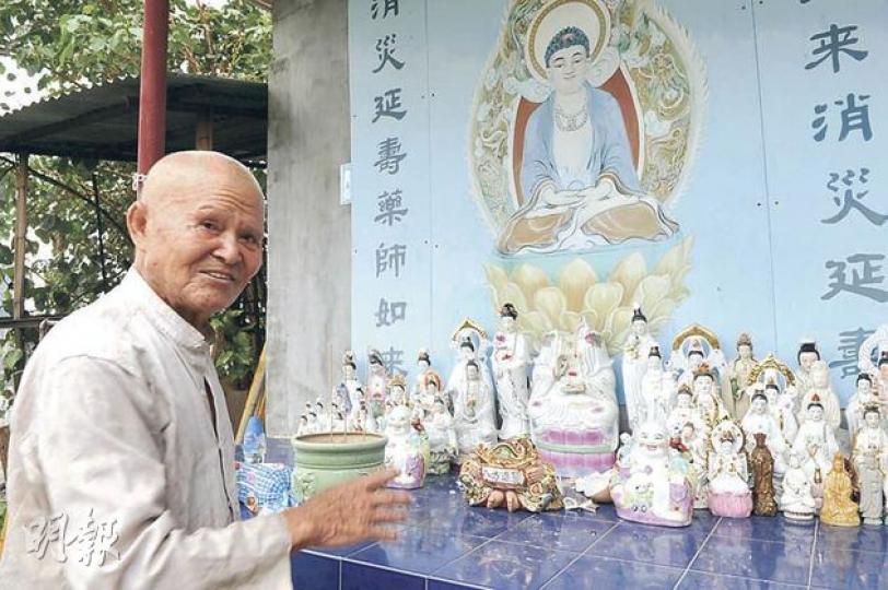 荃灣芙容山路上天竺寺負責人佛觀大師事後講述刑毁案經過,相片中的觀音像頭部遭人用硬物砸爛。(衛永康攝) 荃灣芙容山路上天竺寺負責人佛觀大師事後講述刑毁案經過,相片中的觀音像頭部遭人用硬物砸爛。(衛永康攝)