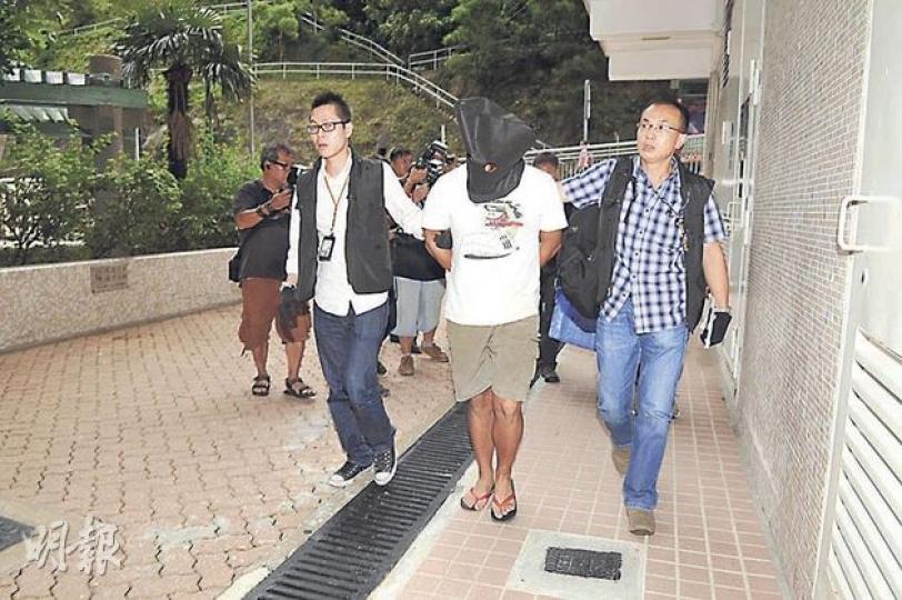 港島總區反黑組探員昨押解涉嫌刑毁長沙灣實業公司疑犯到其石籬邨寓所蒐證。警方透露在此案拘捕的9名男子當中,有6人疑同時涉及8月8日灣仔軒尼詩道「獨立媒體」辦公室遇襲案。(衛永康攝) 港島總區反黑組探員在長沙灣刑毁案疑犯寓所,搜出疑涉及案件的鐵槌、漆油及衣物等。(衛永康攝) 港島總區反黑組探員昨押解涉嫌刑毁長沙灣實業公司疑犯到其石籬邨寓所蒐證。警方透露在此案拘捕的9名男子當中,有6人疑同時涉及8月8日灣仔軒尼詩道「獨立媒體」辦公室遇襲案。(衛永康攝) 港島總區反黑組探員在長沙灣刑毁案疑犯寓所,搜出疑涉及案件的鐵槌、漆油及衣物等。(衛永康攝)
