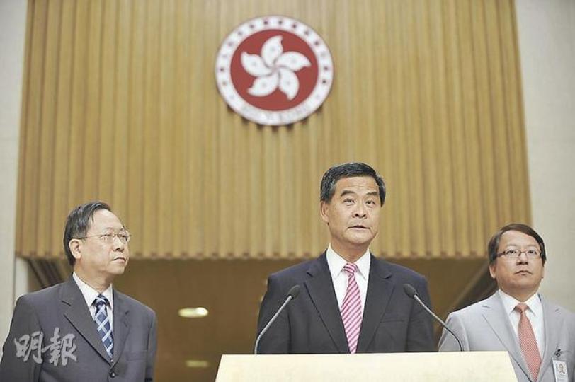 行政長官梁振英(中)昨與保安局長黎棟國(左)及入境處長陳國基(右)宣布內地暫緩擴大一簽多行,他否認這是為國民教育降溫。(葉家豪攝) 行政長官梁振英(中)昨與保安局長黎棟國(左)及入境處長陳國基(右)宣布內地暫緩擴大一簽多行,他否認這是為國民教育降溫。(葉家豪攝)