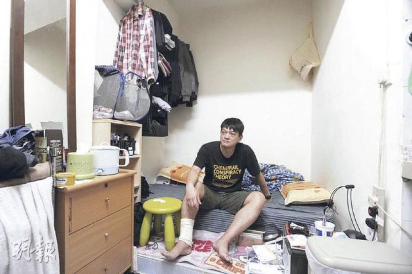 綜援戶孫武,現時租住長沙灣一間約70平方呎的劏房,月租1700元。社署向他提供的1335元租金津貼,不足以交租,他遂向法院提出司法覆核,要求審核租金津貼上限有否違反基本法。(余俊亮攝) 綜援戶孫武,現時租住長沙灣一間約70平方呎的劏房,月租1700元。社署向他提供的1335元租金津貼,不足以交租,他遂向法院提出司法覆核,要求審核租金津貼上限有否違反基本法。(余俊亮攝)