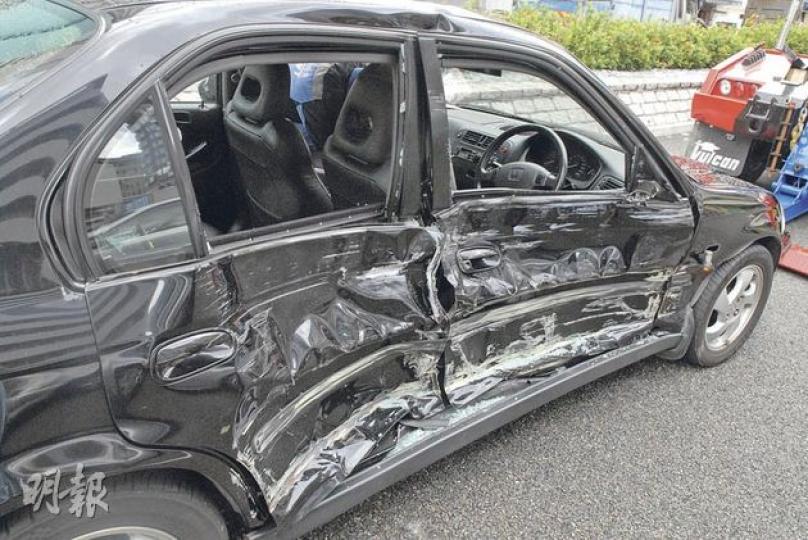 肇事私家車的右邊車身撞至嚴重凹陷,車窗玻璃碎裂,65歲姓胡私家車司機右手被玻璃碎割傷,自行登上救護車送院敷治。(黃熙麗攝) 長沙灣道與東京街交界有私家車與小巴相撞,尾隨的一輛空載的士未及煞車,撞上小巴車尾。(黃熙麗攝) 在長沙灣道東京街交通意外中涉嫌衝燈釀成撞車、車禍後一度逆線行車的私家車司機(圖),因右手受傷送院救治。(林錫禮攝) 肇事私家車的右邊車身撞至嚴重凹陷,車窗玻璃碎裂,65歲姓胡私家車司機右手被玻璃碎割傷,自行登上救護車送院敷治。(黃熙麗攝) 長沙灣道與東京街交界有私家車與小巴相撞,尾隨的一輛空載的士未及煞車,撞上小巴車尾。(黃熙麗攝) 在長沙灣道東京街交通意外中涉嫌衝燈釀成撞車、車禍後一度逆線行車的私家車司機(圖),因右手受傷送院救治。(林錫禮攝)
