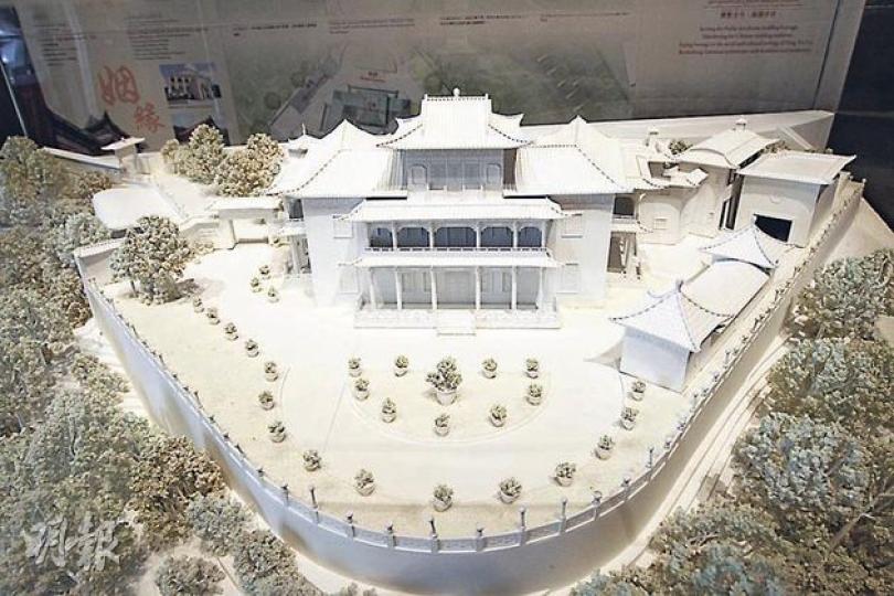 時代生活集團慈善基金計劃將景賢里變為證婚勝地,並已邀請曾參與英國西敏寺復修的國際建築師行Atkins為顧問,屆時將會在目前可改建的泳池,加建可容納80人的玻璃證婚小屋。(李紹昌攝) 有別於證婚場地的玻璃屋,香港水墨會計劃在泳池位置建設一座往地下發展的「新翼」,社區會堂將位於頂層作演講、會議等用途,往下兩層則用作藝術展覽,以顯示中國水墨的發展軌迹。(李紹昌攝) 時代生活集團慈善基金計劃將景賢里變為證婚勝地,並已邀請曾參與英國西敏寺復修的國際建築師行Atkins為顧問,屆時將會在目前可改建的泳池,加建可容納80人的玻璃證婚小屋。(李紹昌攝) 有別於證婚場地的玻璃屋,香港水墨會計劃在泳池位置建設一座往地下發展的「新翼」,社區會堂將位於頂層作演講、會議等用途,往下兩層則用作藝術展覽,以顯示中國水墨的發展軌迹。(李紹昌攝)