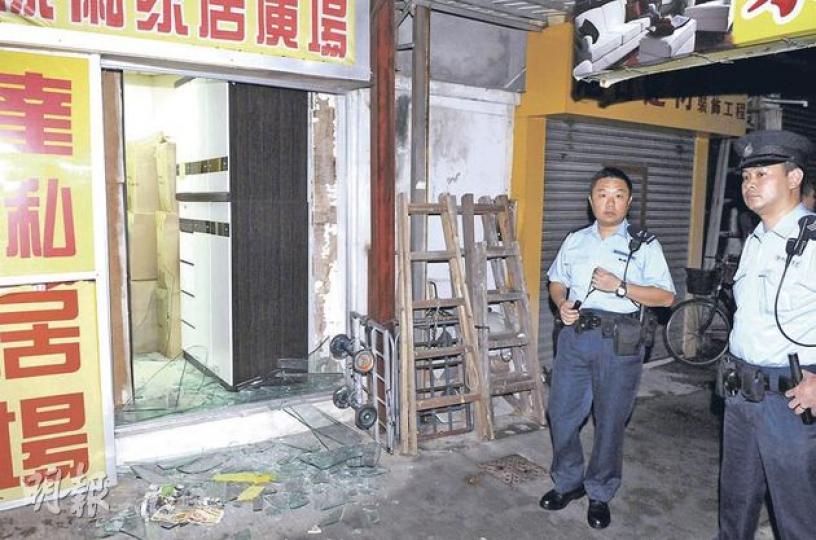 荃灣青山道一家俬店遭外籍賊人以硬物打破玻璃門入內爆竊,但賊人最終被趕至的警員拘捕。(蔡方山攝) 兩名機警街坊林某(左)及大廈看更(右)合作,一人報警一人監視爆竊匪,終令賊人被捕。(蔡方山攝) 涉以硬物砸破家俬店玻璃門入內企圖爆竊疑人,被趕至警員制服及押上警車。(蔡方山攝) 荃灣青山道一家俬店遭外籍賊人以硬物打破玻璃門入內爆竊,但賊人最終被趕至的警員拘捕。(蔡方山攝) 兩名機警街坊林某(左)及大廈看更(右)合作,一人報警一人監視爆竊匪,終令賊人被捕。(蔡方山攝) 涉以硬物砸破家俬店玻璃門入內企圖爆竊疑人,被趕至警員制服及押上警車。(蔡方山攝)
