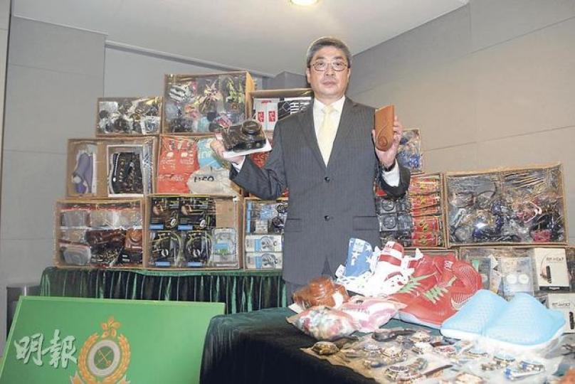 海關拘捕逾30名活躍於本地拍賣網的「冒牌或盜版個體戶」,檢獲約3500件假貨,總值54萬元。版權及商標調查(行動)課監督關煜群指假貨仿真度低,「買家一收到就知是假貨」。(黃熙麗攝) 海關拘捕逾30名活躍於本地拍賣網的「冒牌或盜版個體戶」,檢獲約3500件假貨,總值54萬元。版權及商標調查(行動)課監督關煜群指假貨仿真度低,「買家一收到就知是假貨」。(黃熙麗攝)