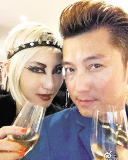 陳山聰忙於陪伴女友旅遊也變得憔悴了。(微博圖片) 不知邵音音是否覺得何超雲似她那些年的樣子呢?(微博圖片) 驟眼看何超雲跟邵音音又真係幾似。(微博圖片) 何超雲懶理被網民讚或彈,繼續日日轉新造型在微博分享。(微博圖片) 陳山聰忙於陪伴女友旅遊也變得憔悴了。(微博圖片) 不知邵音音是否覺得何超雲似她那些年的樣子呢?(微博圖片) 驟眼看何超雲跟邵音音又真係幾似。(微博圖片) 何超雲懶理被網民讚或彈,繼續日日轉新造型在微博分享。(微博圖片)