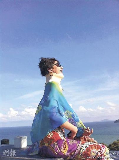 鄭希怡前日生日獲不少朋友留言祝福。(微博圖片) 鄭希怡(左)與好友出海慶祝生日。(微博圖片) 鄭希怡前日生日獲不少朋友留言祝福。(微博圖片) 鄭希怡(左)與好友出海慶祝生日。(微博圖片)