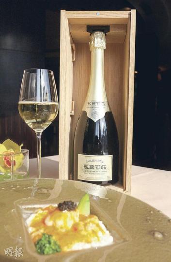 以逾萬元一支的Krug Clos du Mesnil 2000佐餐,名副其實把一口奢華喝下去。配搭的菜式為「皇袍加身」。(周伽然攝) 三道點心無論在口感、溫度和味道上分別也很大,但與Krug Grand Cuvée NV都配得恰到好處。(周伽然攝) Krug Grand Cuvée NV嗅起來帶豐富青蘋果及奶油香,喝下去是紅莓、多士和果仁味。(周伽然攝) Zachary指出配酒的其中一個法則是「缺點配缺點」,明顯油膩的豬網油,配合目前酒味偏重和酸的Krug Vintage 2000,反而有相輔相 以逾萬元一支的Krug Clos du Mesnil 2000佐餐,名副其實把一口奢華喝下去。配搭的菜式為「皇袍加身」。(周伽然攝) 三道點心無論在口感、溫度和味道上分別也很大,但與Krug Grand Cuvée NV都配得恰到好處。(周伽然攝) Krug Grand Cuvée NV嗅起來帶豐富青蘋果及奶油香,喝下去是紅莓、多士和果仁味。(周伽然攝) Zachary指出配酒的其中一個法則是「缺點配缺點」,明顯油膩的豬網油,配合目前酒味偏重和酸的Krug Vintage 2000,反而有相輔相
