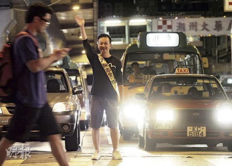 人民力量陳志全雖然是首次參選,但在新界東支持度已升至第二位,他昨凌晨在旺角專線小巴站拉票。(余俊亮攝) 選舉前夕,民主黨新界東候選人黃成智(右)支持度仍然偏低。他昨跨區到在將軍澳坑口的聖安德肋堂拉票,但只有數名助選團同行。(葉家豪攝) (明報製圖) 人民力量陳志全雖然是首次參選,但在新界東支持度已升至第二位,他昨凌晨在旺角專線小巴站拉票。(余俊亮攝) 選舉前夕,民主黨新界東候選人黃成智(右)支持度仍然偏低。他昨跨區到在將軍澳坑口的聖安德肋堂拉票,但只有數名助選團同行。(葉家豪攝) (明報製圖)