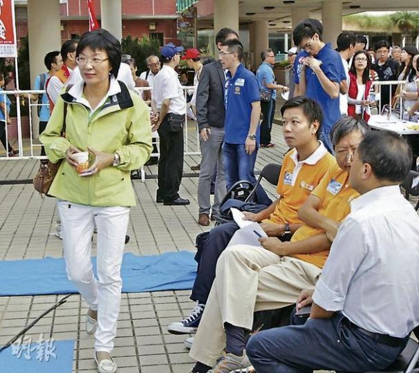 民主黨陳樹英(左一)與丈夫李永達(右一)齊齊出選新界西,李永達一片苦心想突顯陳樹英獨立形象,所以迴避夫妻合照,在選舉論壇見到記者舉起相機,即找李卓人(右二)傾談避鏡頭。(林俊源攝) (明報製圖) (明報製圖) 民主黨陳樹英(左一)與丈夫李永達(右一)齊齊出選新界西,李永達一片苦心想突顯陳樹英獨立形象,所以迴避夫妻合照,在選舉論壇見到記者舉起相機,即找李卓人(右二)傾談避鏡頭。(林俊源攝) (明報製圖) (明報製圖)