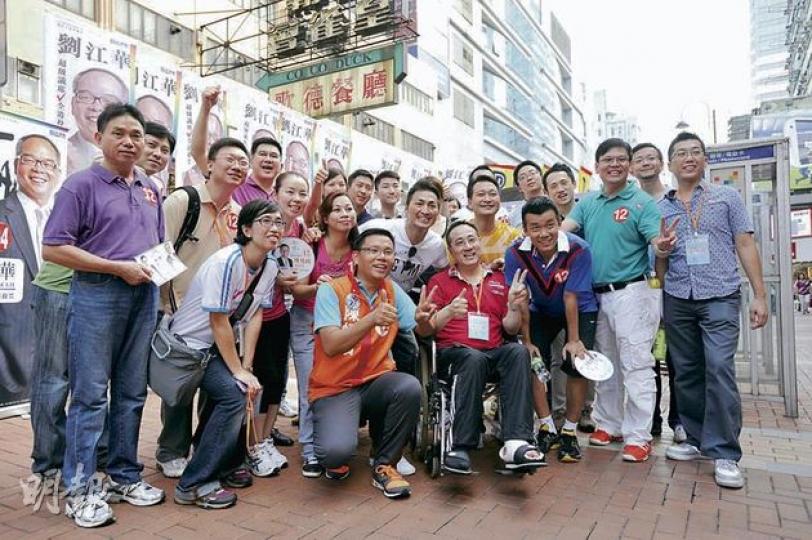民建聯新界西候選人陳恒鑌(前排橙衣者)於荃灣和其支持者合照,香港乒乓球代表隊成員唐鵬和帖雅娜及藝人何家勁到場支持。(葉家豪攝) 民建聯新界西候選人陳恒鑌(前排橙衣者)於荃灣和其支持者合照,香港乒乓球代表隊成員唐鵬和帖雅娜及藝人何家勁到場支持。(葉家豪攝)