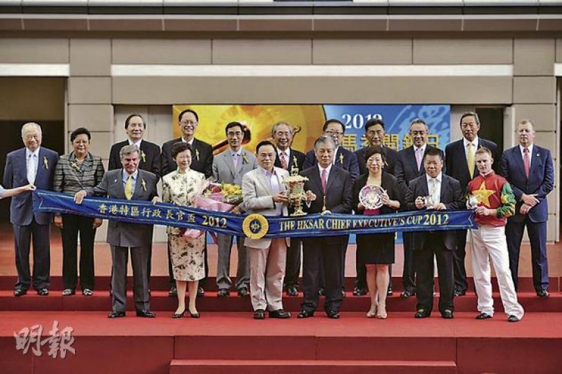 昨日原定由特首梁振英頒發的「香港特區行政長官盃」獎項,改由政務司長林鄭月娥(前排左二)出任頒獎嘉賓,旁為賽馬會主席施文信(前排左一)。(葉家豪攝) 昨日原定由特首梁振英頒發的「香港特區行政長官盃」獎項,改由政務司長林鄭月娥(前排左二)出任頒獎嘉賓,旁為賽馬會主席施文信(前排左一)。(葉家豪攝)