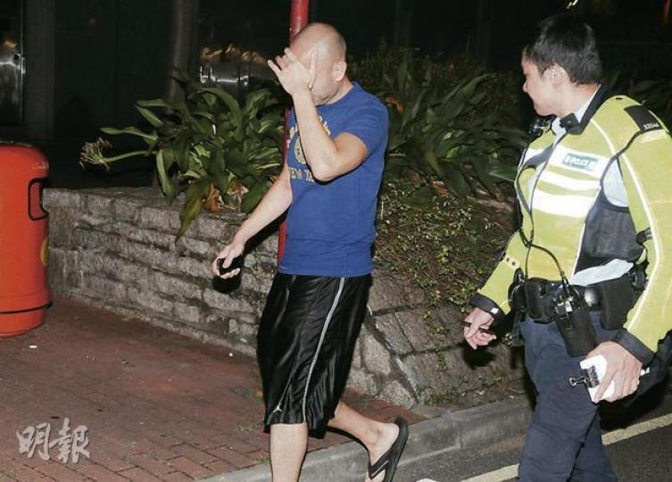 在長沙灣因車資問題涉嫌襲擊的士司機的男子(藍衣者)被警員拘捕,事後他由同行女性友人陪同帶返警署。(蔡方山攝) 在長沙灣因車資問題涉嫌襲擊的士司機的男子(藍衣者)被警員拘捕,事後他由同行女性友人陪同帶返警署。(蔡方山攝)